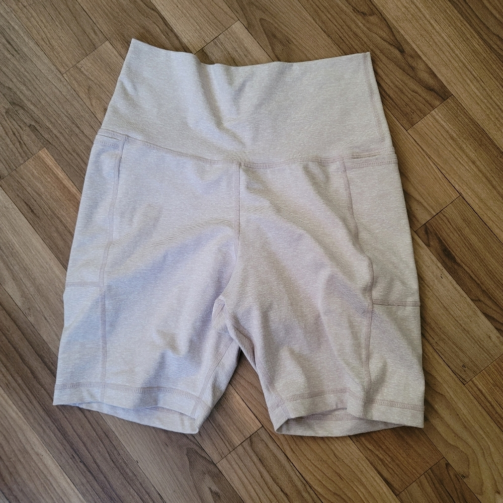 Vuori Women’s Size XS Striped Biker Shorts Beige Striped Side Pockets
